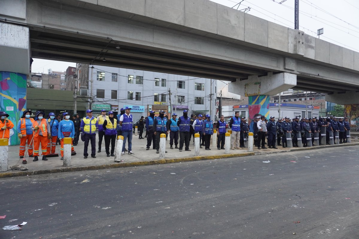 💪¡RECUPERAMOS LA AV. AVIACIÓN! Intervenimos la tercera cuadra de esta vía, invadida por comerciantes informales que ofrecían frutas y verduras en condiciones antihigiénicas generando un foco infeccioso. Se recogieron más de 5 t de residuos sólidos y 2 toneladas perecibles.