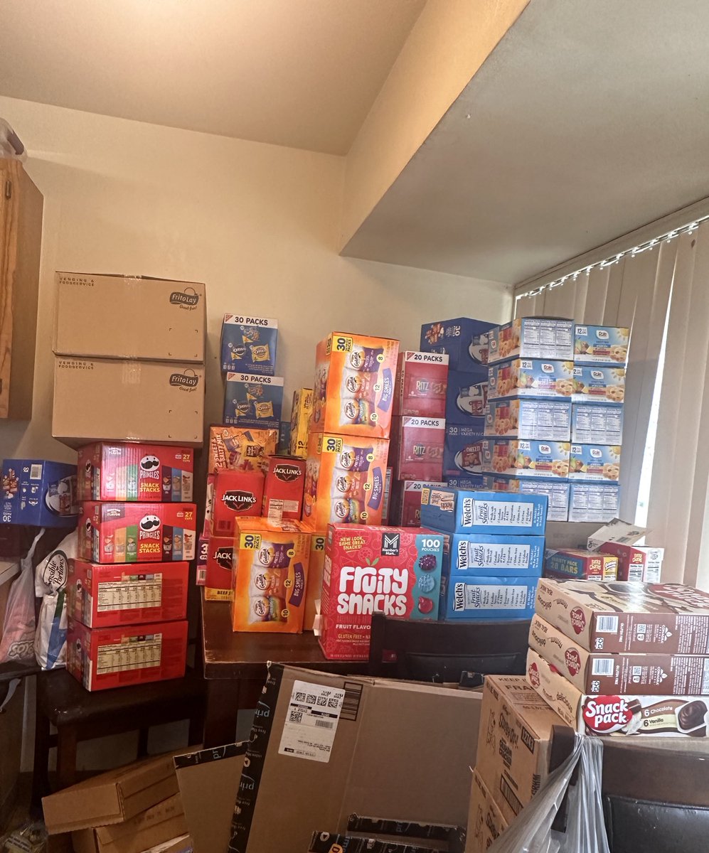 Today’s update on how the #OpSnack restock is going. We feed between 30-45 local kids daily. Some just need snacks, others need an actual meal. Still working on clearing the wishlist amazon.com/hz/wishlist/ls… You can also donate via cashapp $LittleMissFlint Or