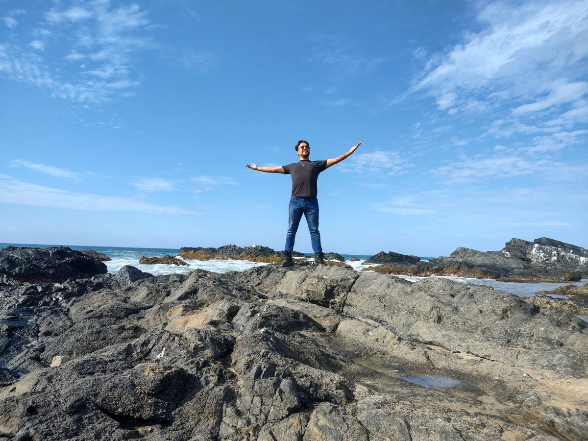 Alza el vuelo como las gaviotas, vuela alto y libre, pero no olvides tu origen, tu historia, tu pasado, porque sabiendo eso entenderás la importancia de la libertad de todos, solo así podremos volar juntos, volando hacia un nuevo mundo.