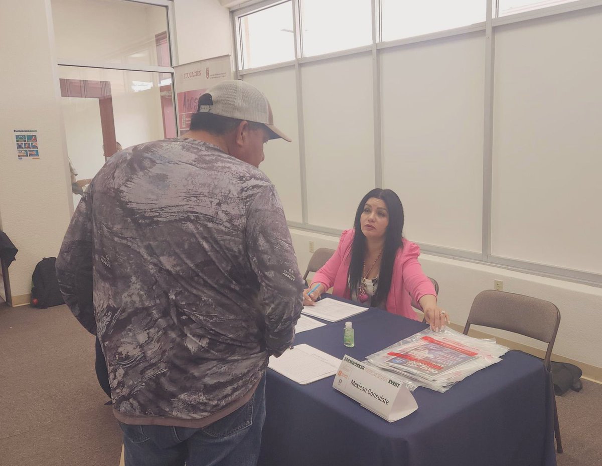 ConsulmexElPaso's tweet image. ¡Importante alianza con #NMWorkforceConnection! 

Con quienes colaboramos para informar a los #TrabajadoresAgrícolas en Deming, Nuevo México, sobre sus derechos y los diversos programas y servicios del #ConsuladoDeMéxico.

#ProtecciónConsular #ProtecciónPreventiva