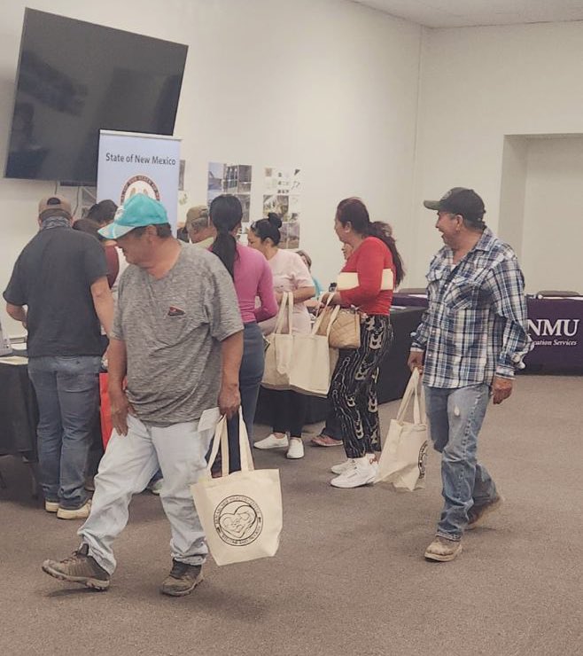 ConsulmexElPaso's tweet image. ¡Importante alianza con #NMWorkforceConnection! 

Con quienes colaboramos para informar a los #TrabajadoresAgrícolas en Deming, Nuevo México, sobre sus derechos y los diversos programas y servicios del #ConsuladoDeMéxico.

#ProtecciónConsular #ProtecciónPreventiva