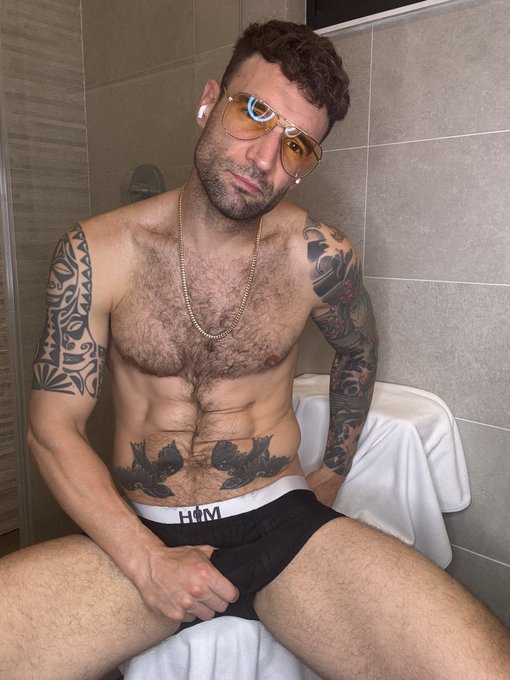 rt for a pic in your DM&rsquo;s 😉 https://t.co/Rm76z4WpuZ<a href="/tag/abs"class="tags"><span>#abs</span></a><a href="/tag/tattoo"class="tags"><span>#tattoo</span></a><a href="/tag/jump"class="tags"><span>#jump</span></a>