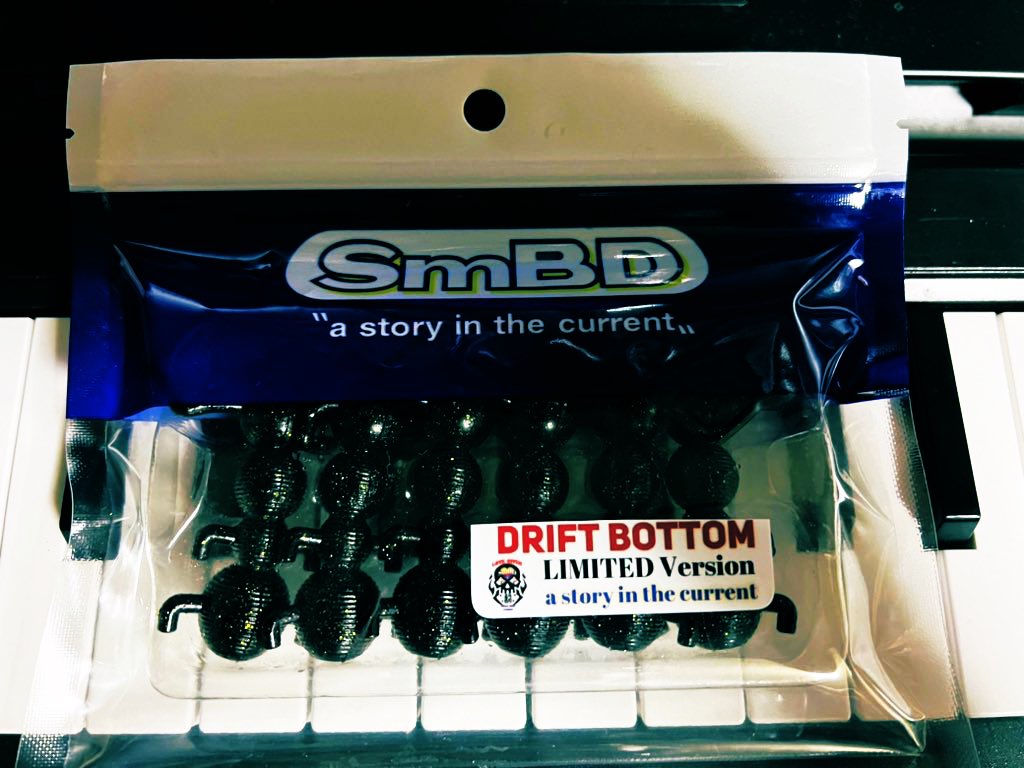 RoadGames's tweet photo. ちょっとスモがいる場所発見をしたので試しに買ってみたヤツ🪱
しかし、ドリフトという時間の掛かる釣りに耐えられるかどうか
何せ釣行時間短いので…
#SmBD #DriftBottom #バス釣り https://t.co/G8lUWWV1UY