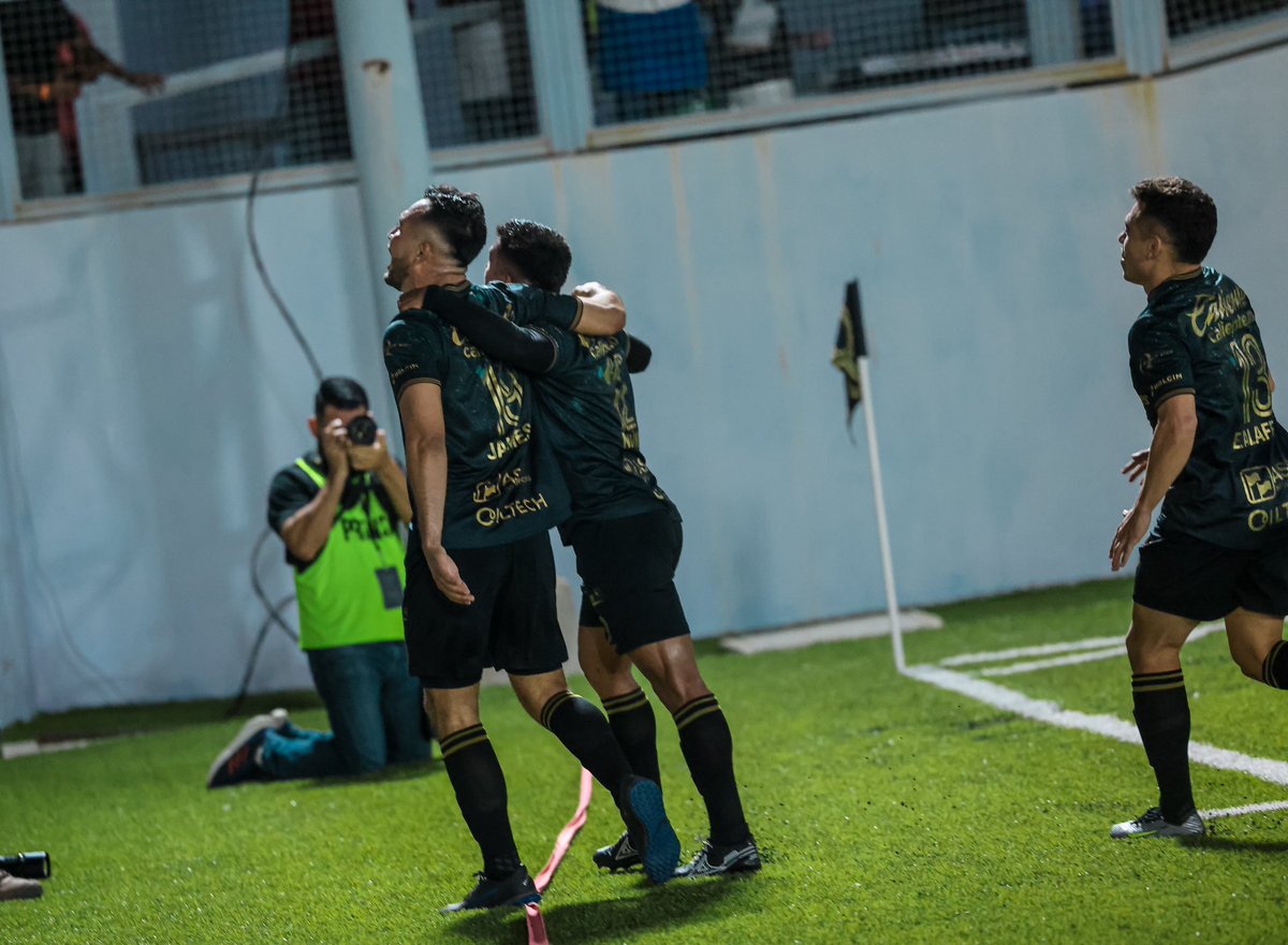 atleticolapaz's tweet photo. Que buen gol Uli 😎

El camiseta número 9, Ulises Jaimes aprovechó la oportunidad y anotó el primer gol que nos pone en la delantera en el marcador. 

Eso es todo Gallooo 👏🏻

#PorLaPalom1lla https://t.co/G7GzJ7t9Th