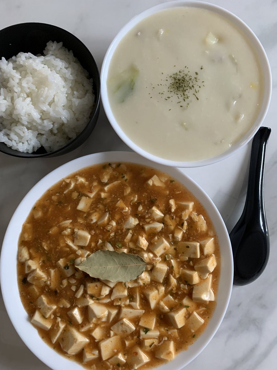 今日のお昼ご飯🍚🐥⸒⸒

昨日の残りのシチューと麻婆豆腐♡
ローレルの葉っぱ滅多に使わないから
乗せてみたらオシャレになった🌟⋆꙳

 #おうちごはん  #食事記録