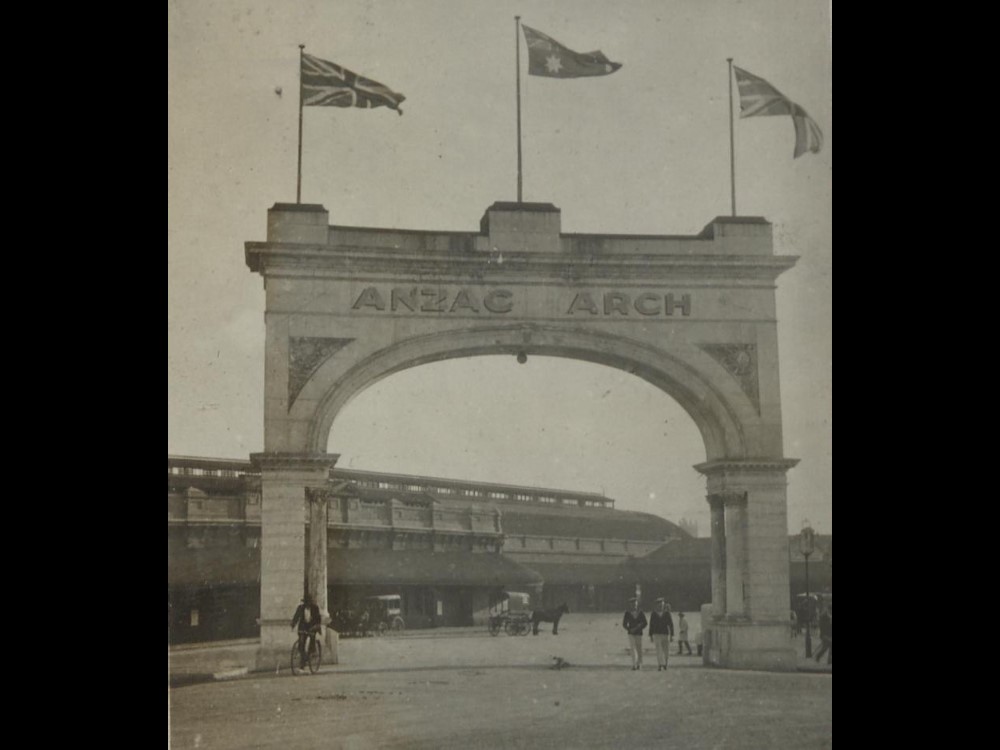 Anzac Day - Te Rā o Ngā Hōia commemorates the 1915 landing of Australian and New Zealand troops at Gallipoli Following severe losses, Allied forces eventually evacuated. The toll was heavy with approx 8,700 Australian & 2,700 New Zealand soldiers losing their lives 1982_87a_125