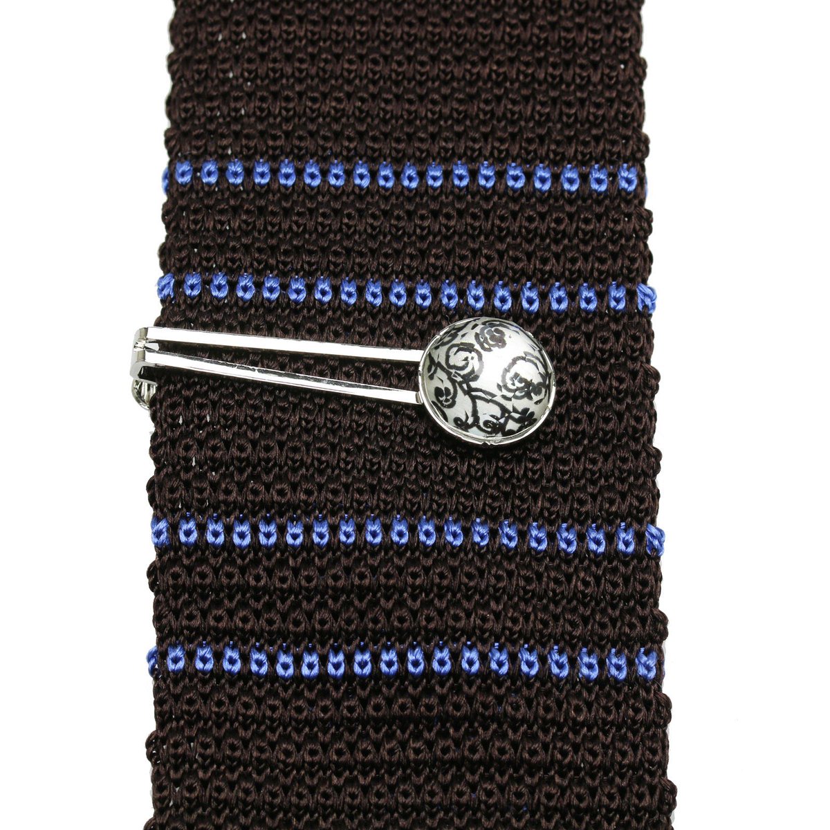 TAMARUSAN_en's tweet photo. A black and white arabesque-patterned tie pin is now on sale! This tie pin features a sophisticated design and making it suitable for any style. Whether you're wearing it for business or casual occasions, it's versatile enough to fit any situation. #Sale #TiePin https://t.co/jt1CsMIP8E