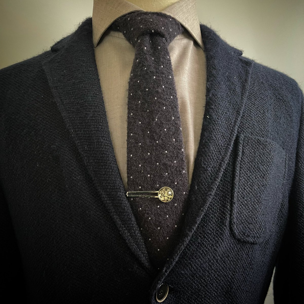 TAMARUSAN_en's tweet photo. A black and white arabesque-patterned tie pin is now on sale! This tie pin features a sophisticated design and making it suitable for any style. Whether you're wearing it for business or casual occasions, it's versatile enough to fit any situation. #Sale #TiePin https://t.co/jt1CsMIP8E