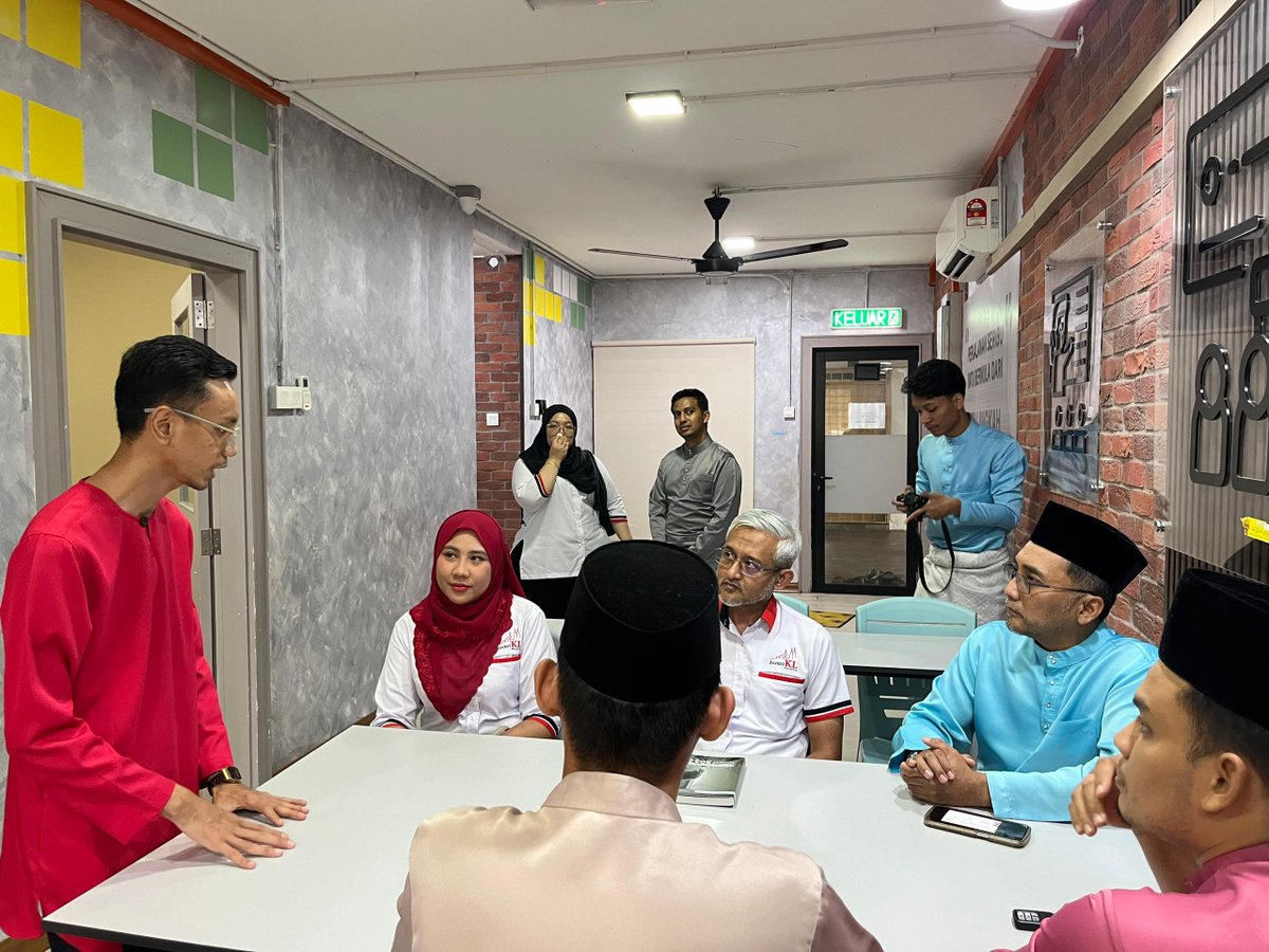 AXA GO KL expands its Cybervengers initiative with the programme launch at Enggang Apartment, Puchong. in collaboration with @ayouthgarage, where 25 children and youth were guided through the intricacies of online safety, cybersecurity, and understanding risks and threats online.