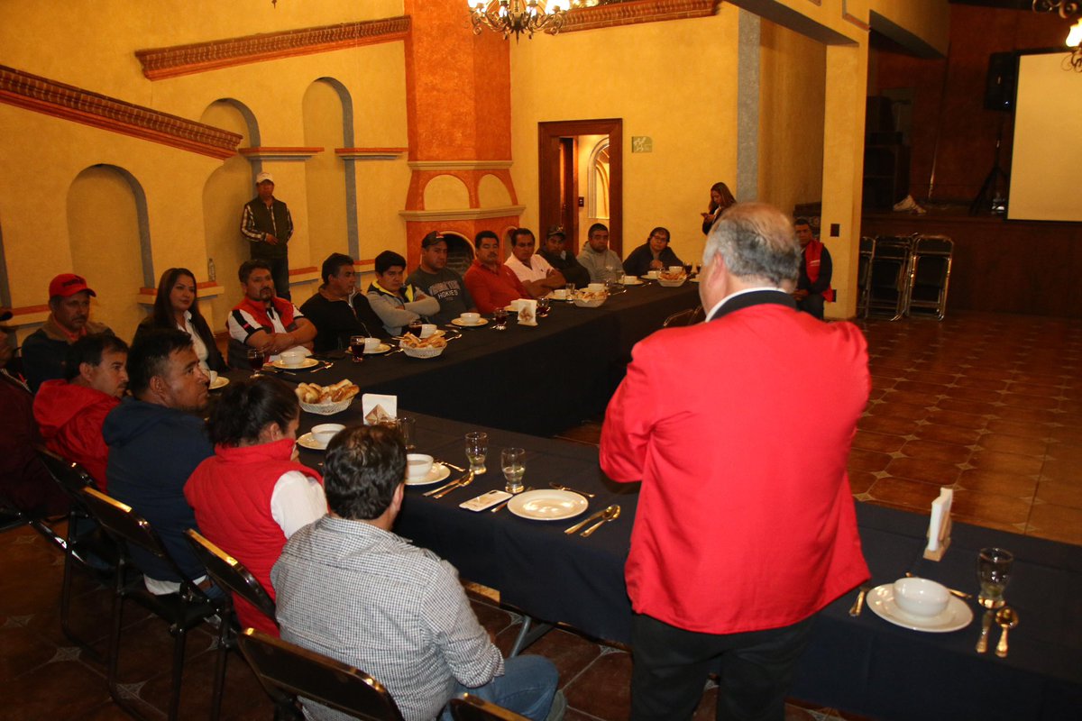 LorenzoRiveraS's tweet photo. Cerramos el día escuchando a nuestros amigos Taxistas y sus necesidades, trabajaré firmemente por un mejor Chignahuapan y mejores oportunidades para todos. 
#CercanoALaGente https://t.co/rL91UCJIlO