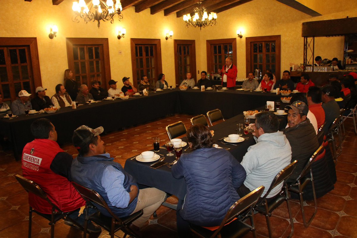 LorenzoRiveraS's tweet photo. Cerramos el día escuchando a nuestros amigos Taxistas y sus necesidades, trabajaré firmemente por un mejor Chignahuapan y mejores oportunidades para todos. 
#CercanoALaGente https://t.co/rL91UCJIlO