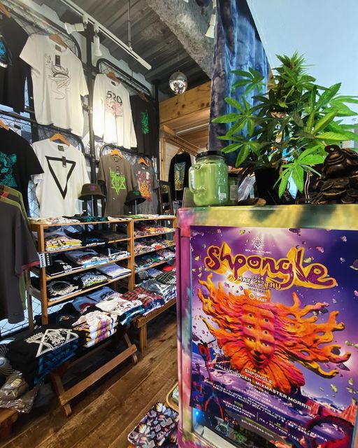 rhythm9news's tweet photo. 5/2に開催される『SHPONGLE "LAST GIG" 』のポスターを店内に貼ってます~
ご来店のさいはチェックしてみてね
#下北沢 #shimokitazawa #shpongle #hallucinogen #mixmastermorris #お香 #トートバッグ #サイケデリック #psychedelic #ストリートファッション #レイブファッション #ミリタリー #us古着 https://t.co/ikahQr2M6G