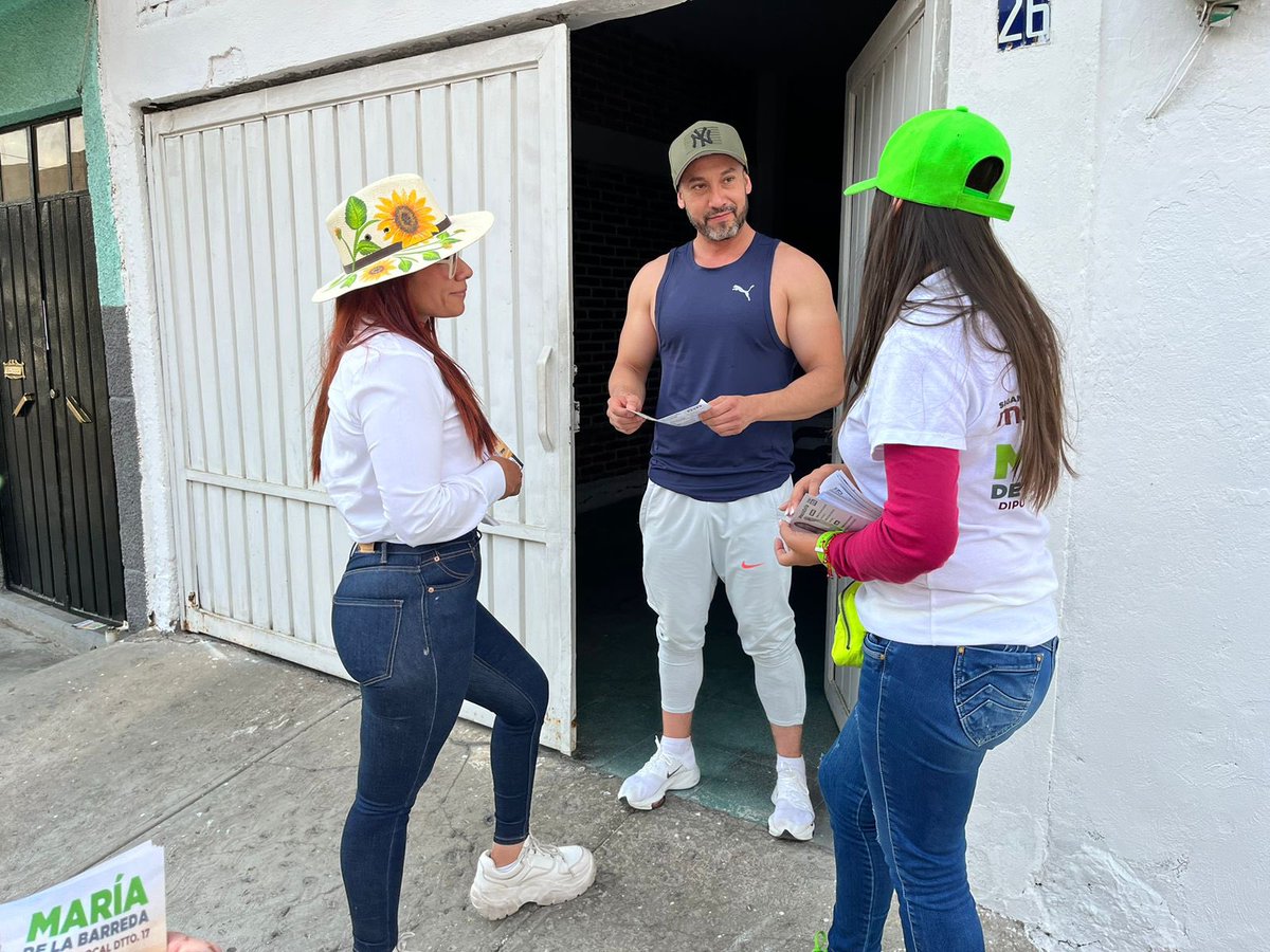 MariaDeLaBarrda's tweet photo. #EnCampaña 💯
📌 Colonia Nueva Antequera
Comenté mi propuesta de que haya más cámaras de seguridad y botones de pánico para combatir la inseguridad y regresar la tranquilidad a su hogar.
Agradezco 🙏🏽su tiempo y sus palabras de ánimo para transformar el #Distrito17
#MaríaVaConTodo https://t.co/cHC3k20Qbj