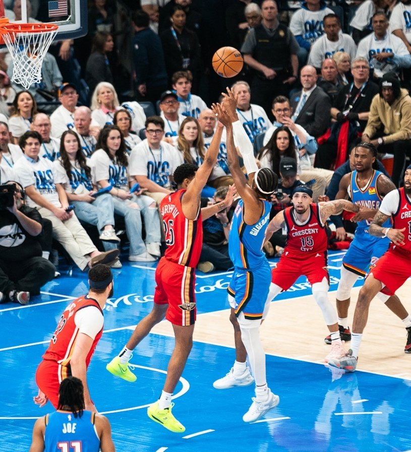 OKC THUNDER ABRE 2-0 NA SÉRIE CONTRA O PELICANS. 🚨 UMA GRANDE ATUAÇÃO DE SHAI GILGEOUS-ALEXANDER: • 33 PTS • 3 REB • 5 AST • 68% FG • 60% 3P • 79% TS Jalen Williams e Chet Holmgren foram os coadjuvantes de luxo nessa grande vitória do Thunder. J-Dub: 21 PTS, 5