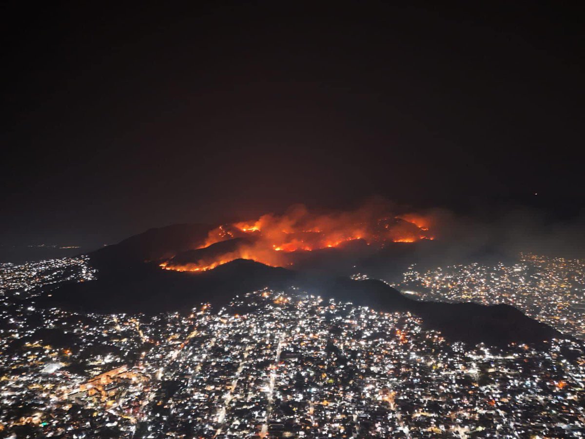 Una imagen área del Parque Nacional el Veladero en #Acapulco que es consumido por un fuerte incendio forestal esta noche y toda la ciudad está bajo una densa capa de humo. #Guerrero