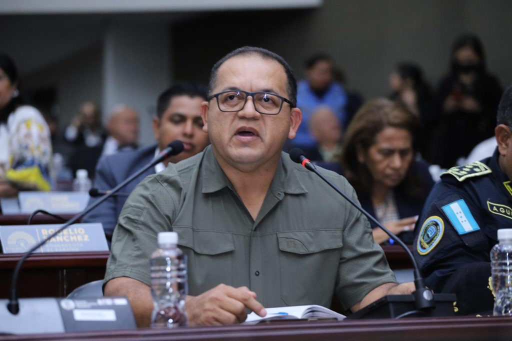 Gustavo Sanchez Velasquez (@hegusave) on Twitter photo Atendimos cordial invitación del Soberano Congreso Nacional para presentar logros del estado de excepción y la importancia de su aplicación para el pueblo hondureño. El mismo fue ratificado y además, se exoneró del pago de impuestos los black mambas. Vamos bien!! <a href="/XiomaraCastroZ/">Xiomara Castro de Zelaya</a> Atendimos cordial invitación del Soberano Congreso Nacional para presentar logros del estado de excepción y la importancia de su aplicación para el pueblo hondureño. El mismo fue ratificado y además, se exoneró del pago de impuestos los black mambas. Vamos bien!! <a href="/XiomaraCastroZ/">Xiomara Castro de Zelaya</a>