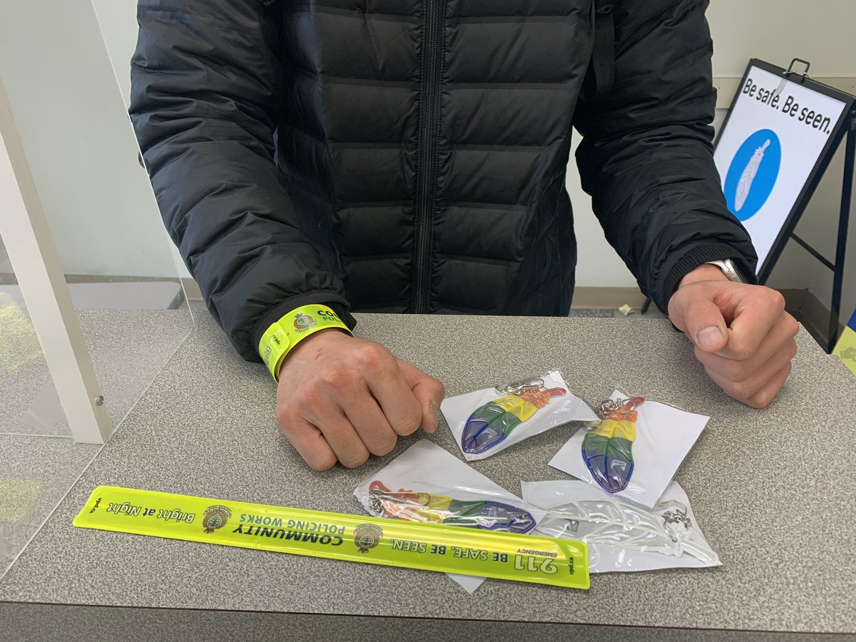 @CollingwoodCPC
April,24/24.Wed
Today at our
CPC Front Counter:
- A visit from our
@girlguidesofcan partner. Great cookies
for a worthy cause.
- @VancouverPD SMC
p/u Found Property.
- Resident picked up
@icbc feather & #VPD 
wrist reflectors.
+ inquiries & referrals.
#BusyDay