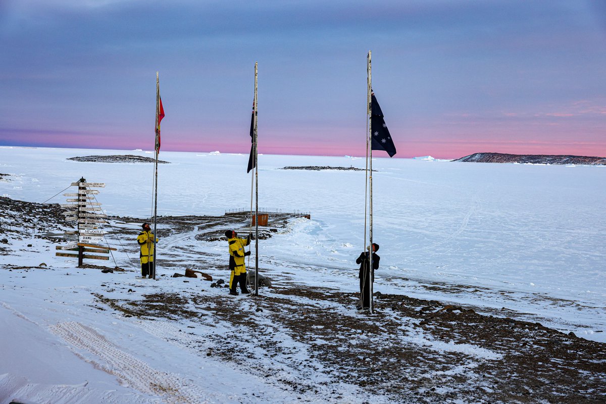 Lest We Forget At our Antarctic and sub-Antarctic research stations, our communities are commemorating Anzac Day. 📷Jared McGhie