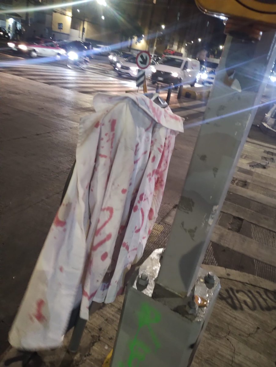 Indomita_Versa's tweet photo. Las colectivas feministas hicieron hoy acción directa en dónde el metrobús mató a Maya e hirió a Renata. Dejaron una bata médica cubierta de sangre como memorial de la injusticia contra dos lesbianas trabajadoras de la salud https://t.co/iZiQfqeWn6