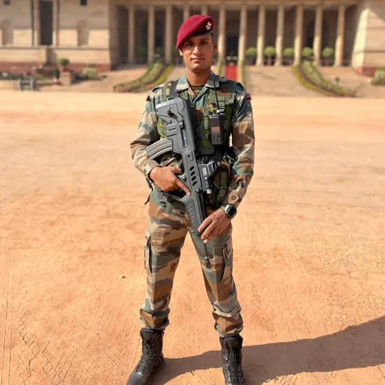 A Gentleman Soldier, Gone to soon.
All for the Nation and us.
#LestWeForget #CostofOurFreedom is paid by the #VeerParivaar n their Innocent Children.

Blessed Birthday of a Braveheart
LANCE NAIK VIVEK KUMAR
1 PARA SF

who was Immortalized in chopper crash in 2021.
#KnowYourHeroes