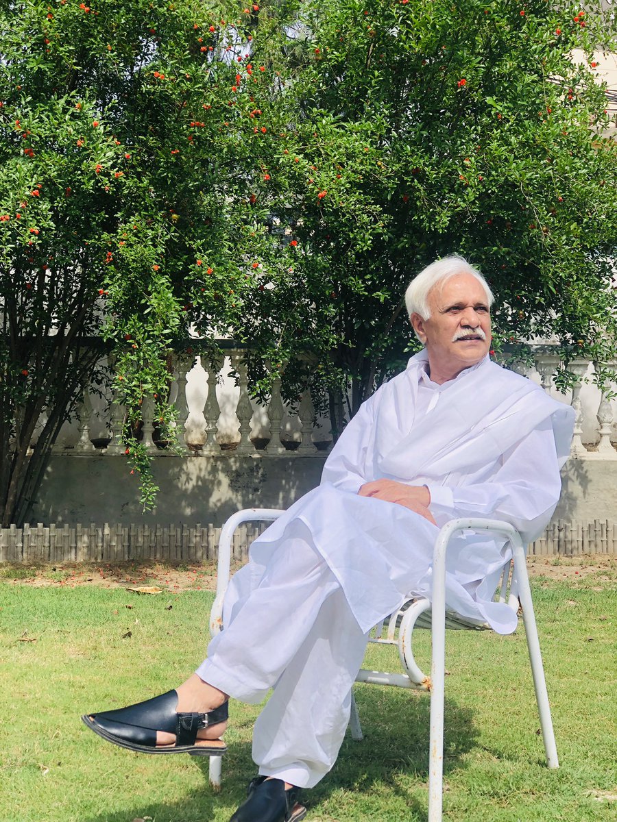Ali Hans (@ali_hans_) on Twitter photo وسوں وساری کونجاں
ہنساں وٹائے رستے
زہریلی تھی گئی اے
کتنی ہوا خدا دی
باقی نہ کوئی جھینگا
مچھی نہ کوئ باقی
کیڑھا بھلا ڈساوے
سندھو دے پانڑیاں وچ
بارود گھل گیا ہے
وسمارا وچوں۔
#DrAshuLal Saen ❤️🙏
<a href="/DrAshuLal/">Dr Ashu Lal</a> وسوں وساری کونجاں
ہنساں وٹائے رستے
زہریلی تھی گئی اے
کتنی ہوا خدا دی
باقی نہ کوئی جھینگا
مچھی نہ کوئ باقی
کیڑھا بھلا ڈساوے
سندھو دے پانڑیاں وچ
بارود گھل گیا ہے
وسمارا وچوں۔
#DrAshuLal Saen ❤️🙏
<a href="/DrAshuLal/">Dr Ashu Lal</a>