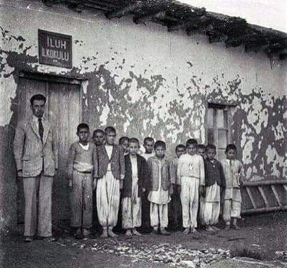 1934 yılında İLUH İLKOKULU.
İLUH Güney-Doğu Anadolu’da Siirt ili Beşiri ilçesine bağlı bir mezradır. Devlet o zaman bu mezraya okul açmış öğretmen göndermiştir.
Bir süre sonra bölgede RAMAN DAĞINDA PETROL ARAMA ÇALIŞMASI başladı. İlk petrol dağın batısında çıkarıldı.