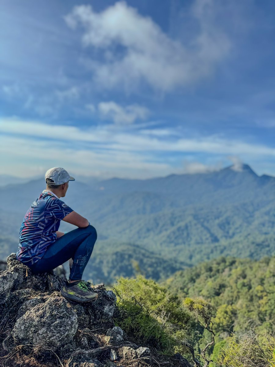 benlog129's tweet photo. Ada yang dengan misi, ada yang hendak mencuba lagi. Dengan keadaan gunung 2000m ke atas memang sesuai buat training.
#banjarantitiwangsa
#v2
#badamara
#angsipeople https://t.co/So2CmMpdDC