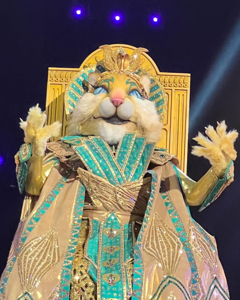 JeniferLewis's tweet photo. It was me! It was ME!! I was #CleoCATra on @MaskedSingerFOX!!! And I had a BLAST 😻 #TheMaskedSinger https://t.co/nM4PIxoEF8