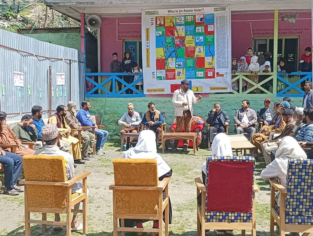Sentinelofkeran's tweet photo. #Lockeran
#keran

SVEEP program conducted at BSH Mandian keran polling station Mandian A and B
#Election2024 
#LokSabhaElections2024 
@GoI_MeitY 
@ECISVEEP 
@dckupwara 
@infokupwara 
@KupwaraCops 
@kupwarasentinel https://t.co/i6WbAbcsPU