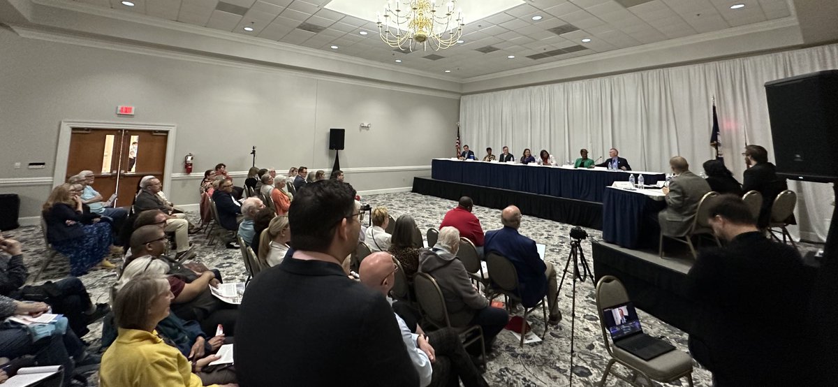 Great forum tonight in FXBG, packed house thank you goes out to ⁦@FXBGDems⁩ ⁦@SpotsyVADems⁩ ⁦@stafforddems⁩ ⁦@umwdems⁩ for hosting a great event! #vapol