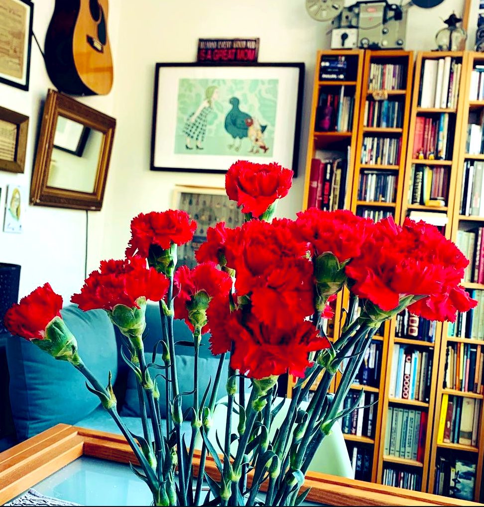 RitaMarrafadeC's tweet photo. Fez-se uma revolução com música, poesia e flores. 
Pouco sangue derramado naquele dia, um aperto de mão no aeroporto e festa nas ruas. Não deixemos isto morrer. Nunca. 
O passado é um país distante, agrilhoado, cinzento, pobre e triste. 
Não o queremos de volta. ❤️ https://t.co/Rlu2aE1Dg5
