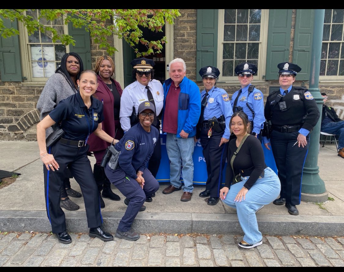 @PPDComPrtBureau was out and about today clearing up the streets from abandoned autos, supporting the NWVS for National Crime Victims Week, and a very special thank you to Ms. Mary of NSU on Admin Professionals Day. 
Mary is the “BEST” clerk hands down!!  #CommunityPartnerships