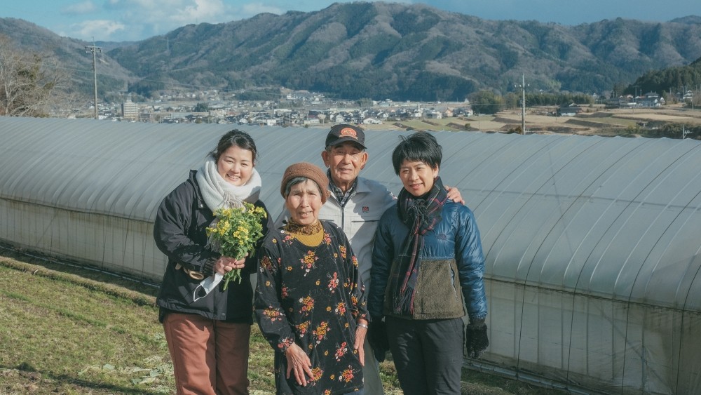 A group of 'meddlesome grandmothers' 👵 in Maniwa City, #Okayama Prefecture is tackling food waste! At an eco-focused Jyujiya Group facility, local elderly women cut & sell non-standard vegetables popular as ready-to-use ingredients. jyujiya-group.com/sdgs/ #GlobalGoals #SDGs