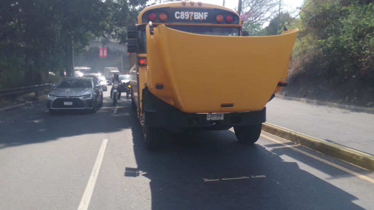 Bus con desperfectos mecánicos en 3 calle 10 avenida zona 17

Movilizándolo lentamente 

#TransitoGT #TraficoGT #PMTGuatemala #InformacionGT #NoticiaGT #AmilcarMontejo #VialGT #MovilidadGT