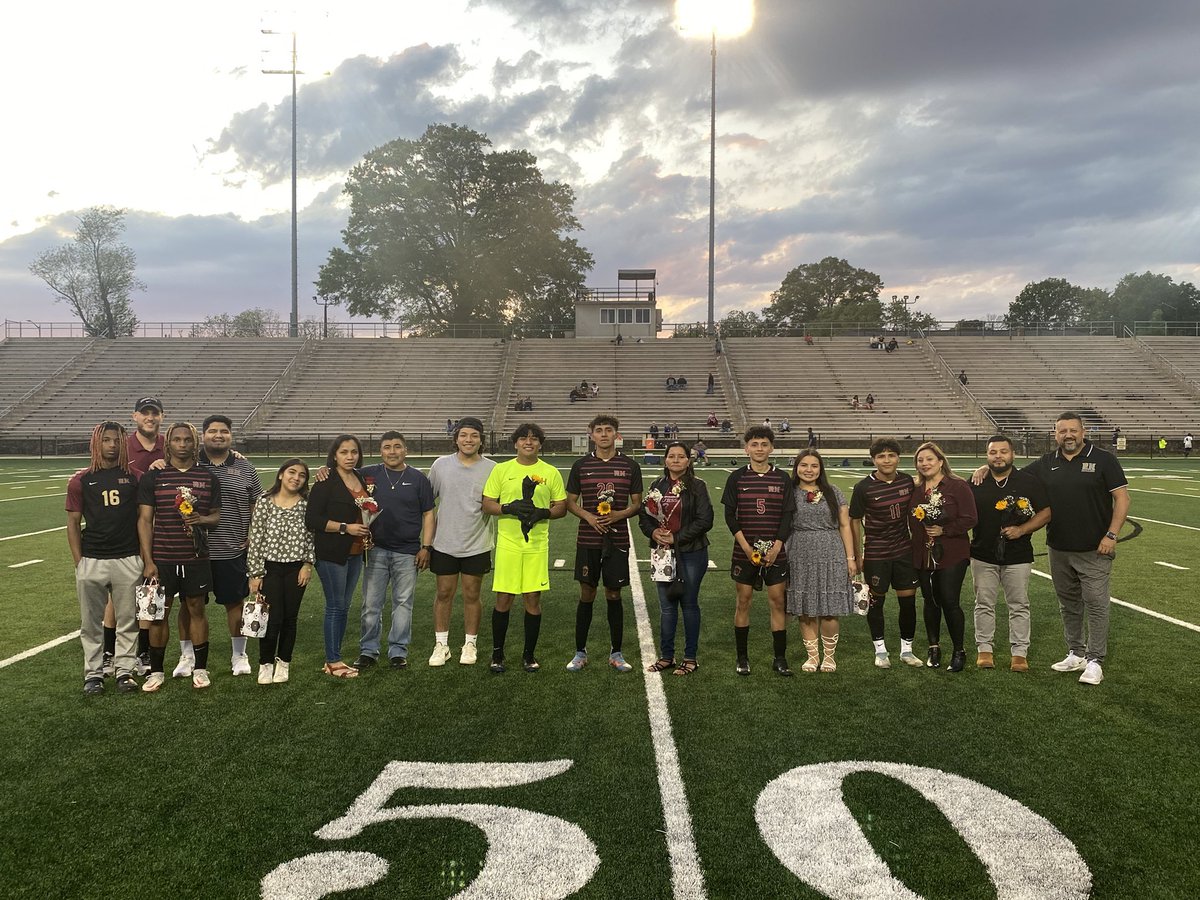 Retiredbbcoach's tweet photo. Rock Hill HS seniors and their families … https://t.co/RsMpFcxKy4