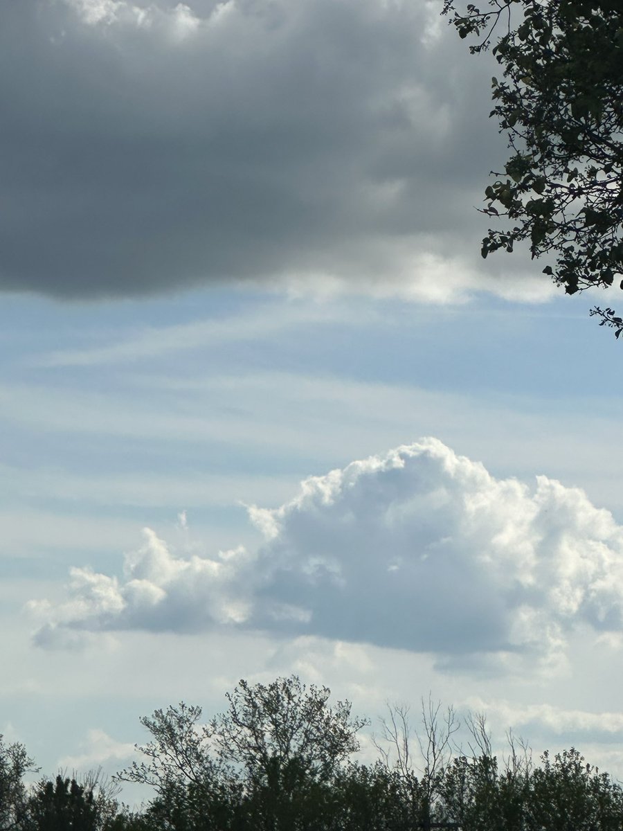 @wxkyspotter @Kentuckyweather @TGweather @cjwxguy56 @NWSLouisville @jloganwxguy @GaudetWeather @KYWeatherLab Here’s the state of Kentucky in the clouds this evening