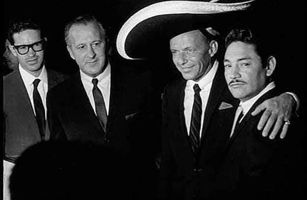 cinemexicano_mx's tweet photo. #FotoDeOro
#CinefilosDeOro, aquí una foto de Javier Solís junto a Frank Sinatra en Nueva York (1965). Ambos se admiraban mutuamente aunque nunca cantaron juntos.🤩📽️🎶

#CineMexicano #CineDeOro #EpocaDorada #NuestroCine #JavierSolis #FrankSinatra https://t.co/qaeMSZzZxD