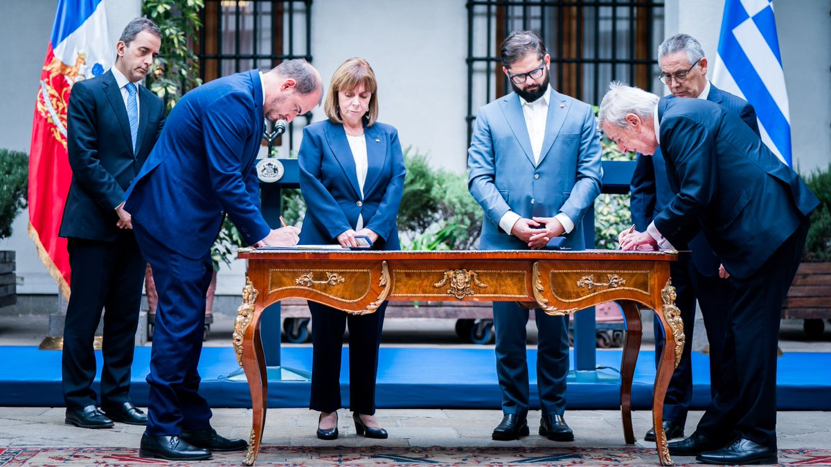 Canciller @AlbertoKlaveren participó en visita oficial de la Presidenta de Grecia a Chile. Más detalles: bit.ly/3vXrOhL