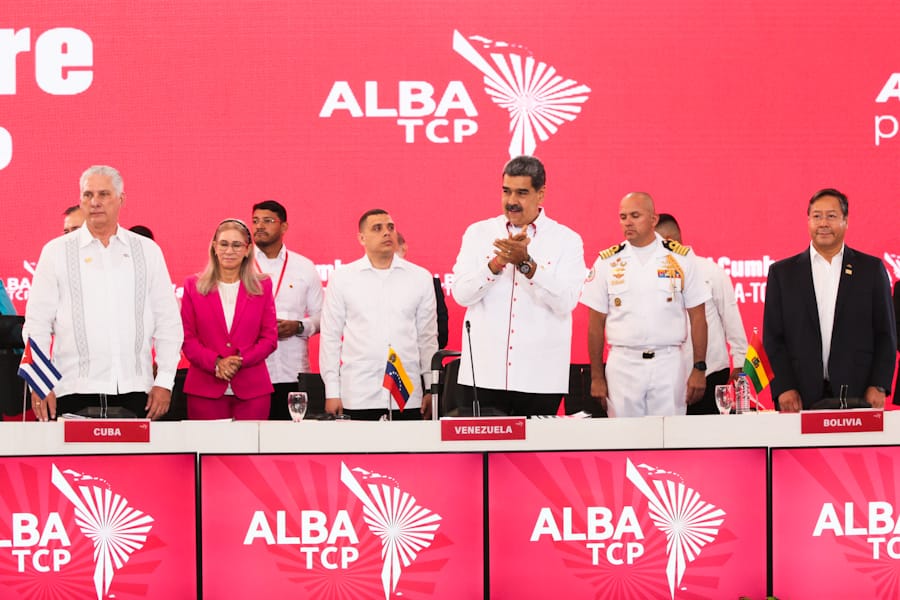 #Ahora Pdte. @NicolasMaduro: La ALBA-TCP en la vanguardia, articulándose para la lucha por la paz, el respeto a la soberanía de nuestras naciones, contra las agresiones que se apliquen a nuestros pueblos y contra el facismo. #24Abr #SembrandoPatria