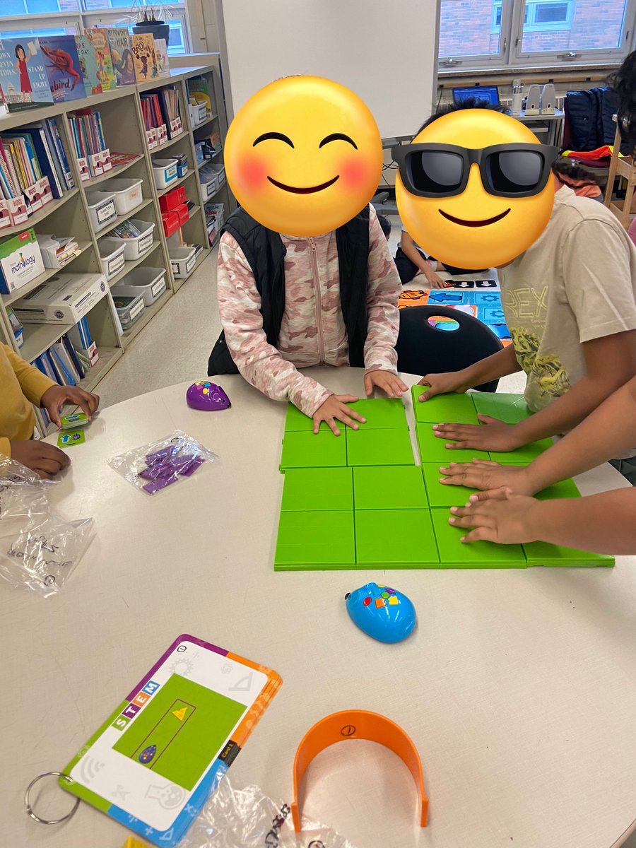 sunnydsr's tweet photo. Coding with Mr. Currie and his fabulous 4’s! ⬇️⬆️➡️🔂 https://t.co/FiuV0kpIgd