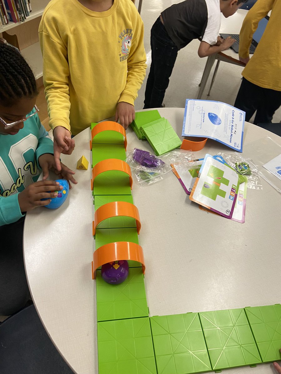 sunnydsr's tweet photo. Coding with Mr. Currie and his fabulous 4’s! ⬇️⬆️➡️🔂 https://t.co/FiuV0kpIgd