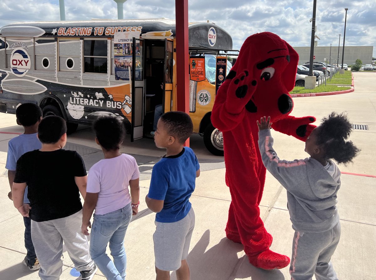 ✨A HUGE thank you to @MotivateReading for bringing #Clifford to promote literacy and share materials for #SummerReading! @AldineISD @drgoffney @aldinelibraries @sherreedjohnson @MsSharonLowery @TheRoslynPowers ✨