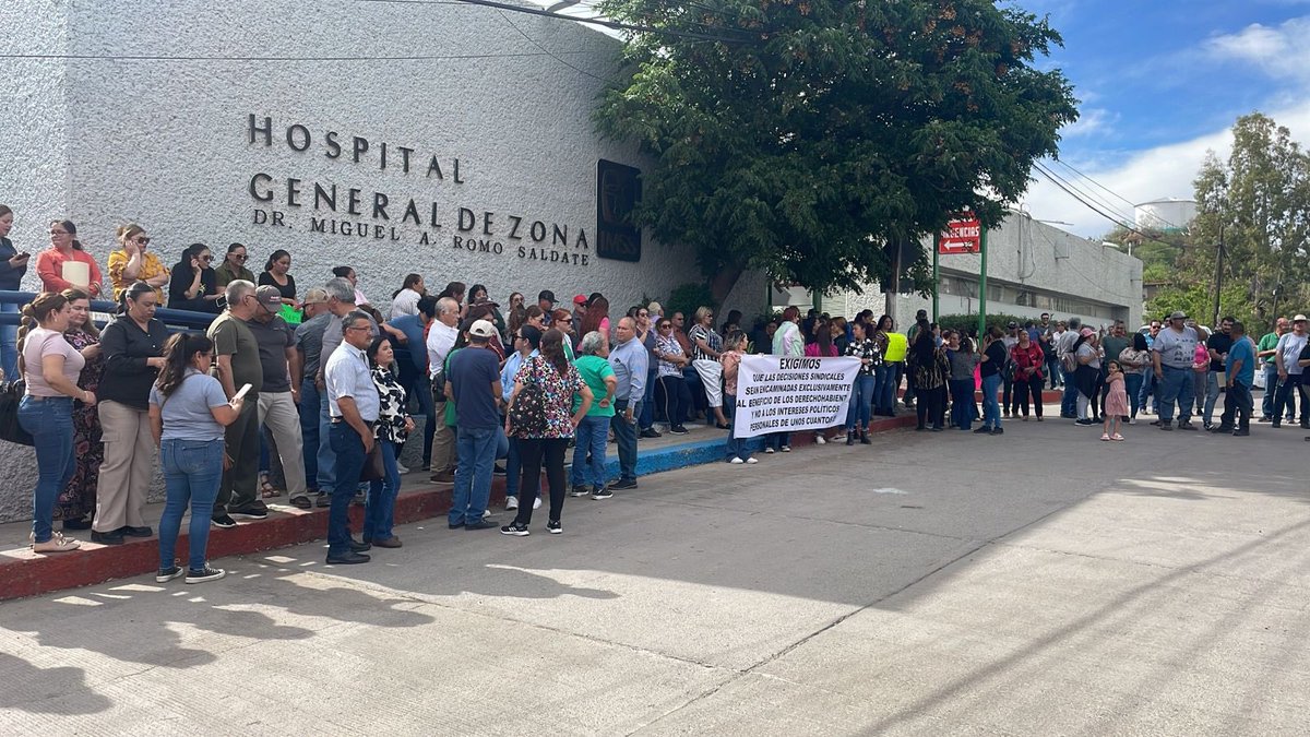 #ÚLTIMAHORA⚠️ Habitantes del Municipio de #Nacozari en #Sonora se manifiestan en instalaciones del hospital del @IMSSSONORA de esa comunidad, contra la destitución del director Luis Héctor Encinas Moreno. “Lo quieren sacar porque no quiere aliarse a un partido político” nos…