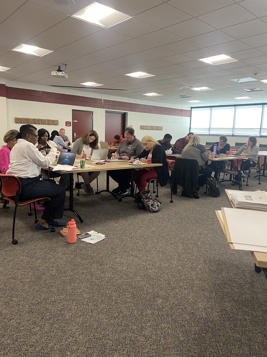 lisa_oleski's tweet photo. Muskegon’s Trailblazing Transformation Team (T3 as they call themselves) is leading big change for the students and community! #BeProud #BigReds @FordNGL @MuskegonSchools @KfiferFifer https://t.co/8J6vFIe1dc