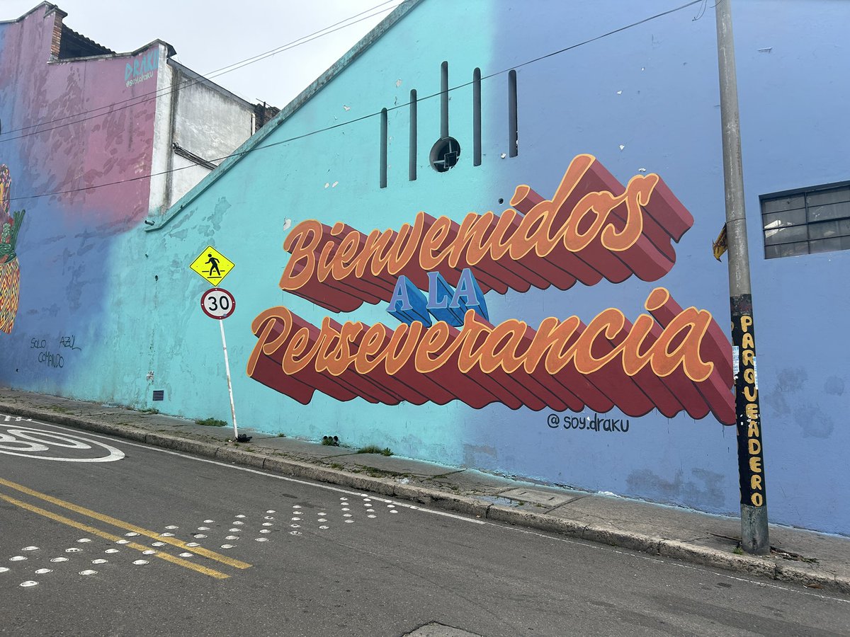 Tatibalvin's tweet photo. “Las ciudades son libros que se leen con los pies” 📚

Lucir un #DiseñosdeMimamá💃 caminando en Bogotá y en la @FILBogota con @NietaDYerbatera 💙✅

#EnPresente #VidadeColores https://t.co/T05VK71Wpa