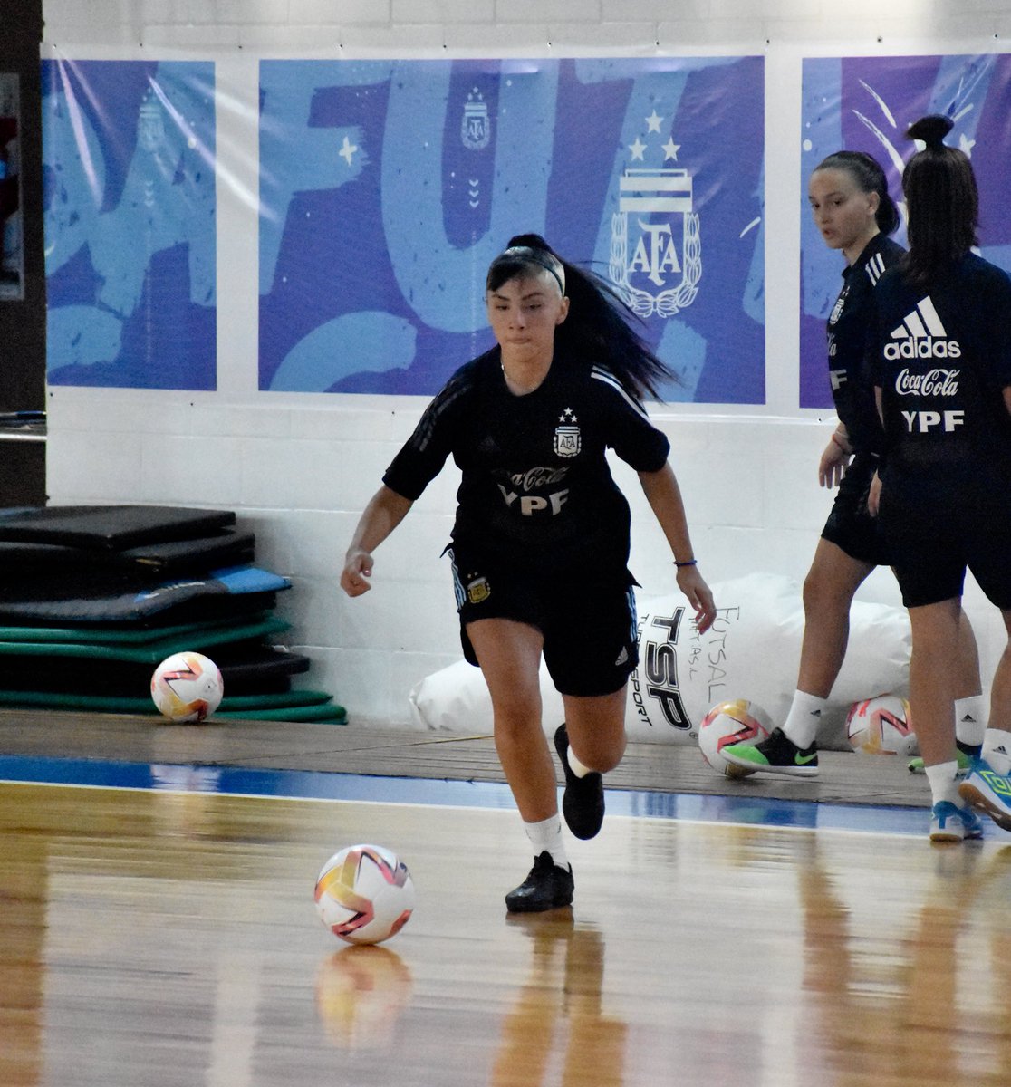 #SantitasDeSelección 💙🇦🇷❤️ 💪 Ayelen Almiron y Brisa Campos continúan entrenando junto a la Selección Argentina Sub 20, en el Coliseo Futsal del Predio de Ezeiza.