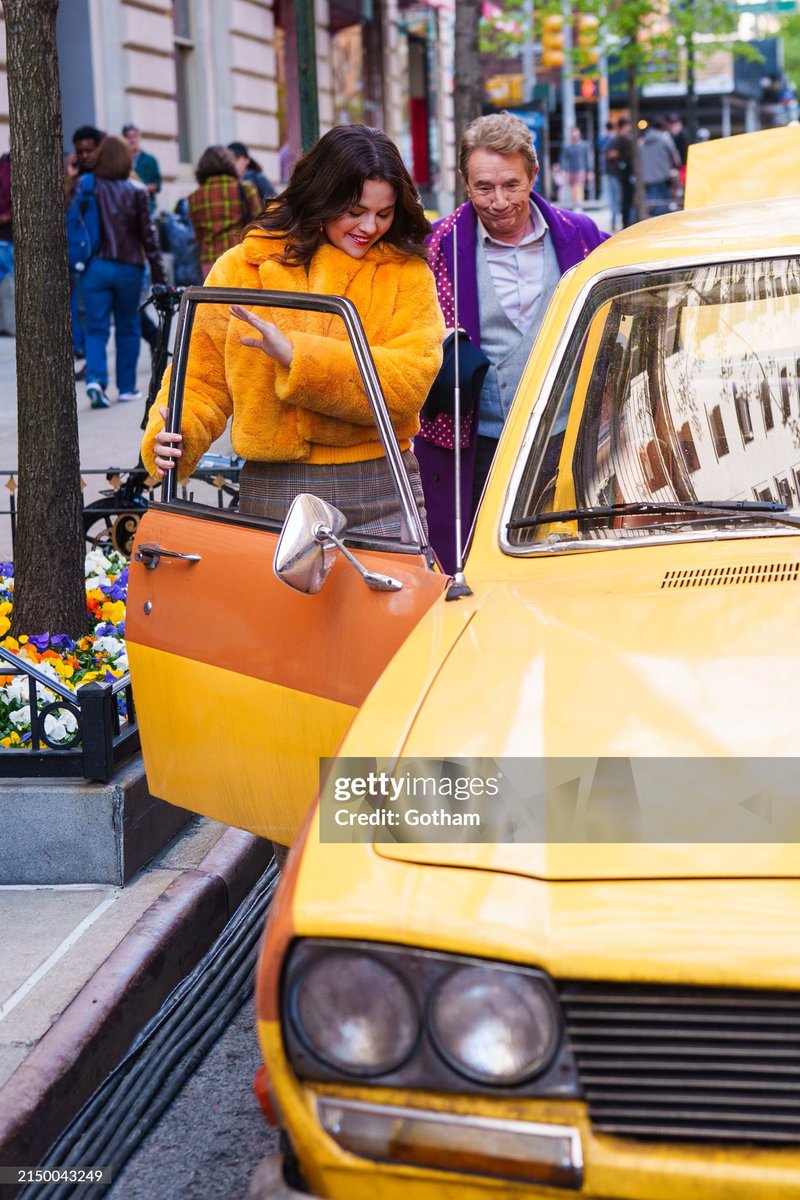 📸 Selena Gomez gravando cenas da quarta temporada de #OnlyMurders hoje (24/04). 💛