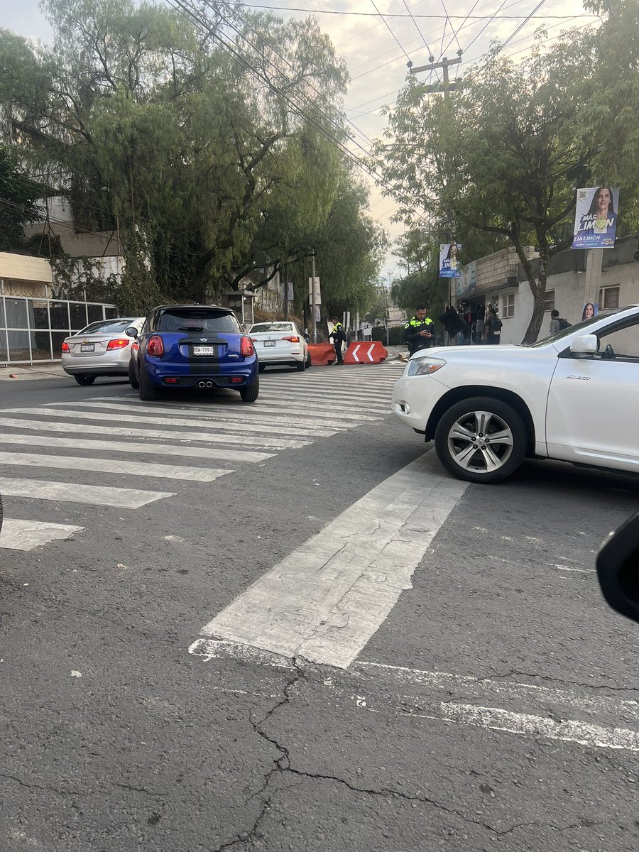 rubenkuri's tweet photo. Acaban de volver a cerrar la av. desierto de los leones, manifestación por falta de agua. @AlcaldiaAO https://t.co/XwFKSDq5a0
