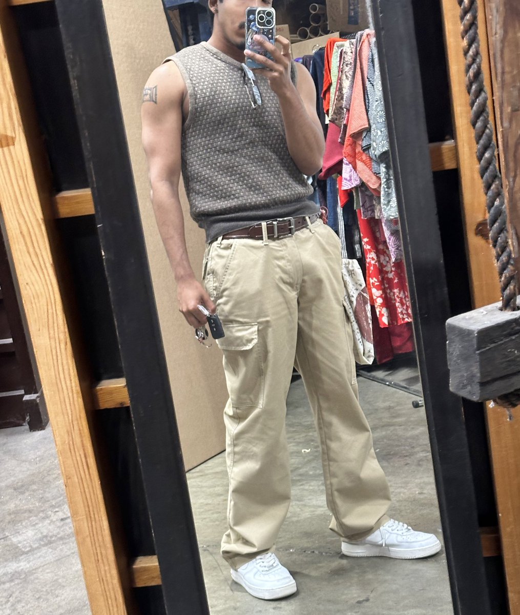 probablywillam's tweet photo. some platform had to get receive my backlog of daily fit pics https://t.co/lhGfQR78GS