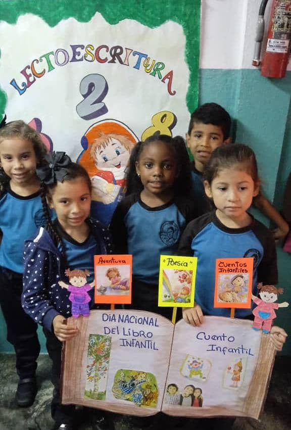 cdcepazcastillo's tweet photo. Desde las escuelas del Municipio Paz Castillo, Celebramos con Nuestros Niñ@s,adolescentes el dia del internacional del libro y del idioma, sabiendo que cada libro es una puerta abierta a cualquier mundo
@nicolasmaduro
@_laavanzadora
@mppeducacion
@rosabecerra3 
@ZYSEGMIRANDA https://t.co/EjMgWPCabV